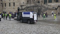 Operarios de Urbaser, limpiando con agua el pavimento de la Praza do Obradoiro esta ma�ana