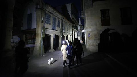 El apagón del lunes dejó una insólita imagen de la ciudad de Pontevedra a oscuras.