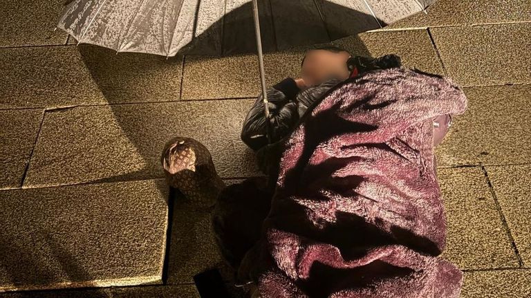 Un adolescente tropieza contra una baldosa levantada en el barrio de San L�zaro, en Santiago