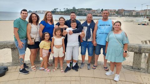 Un grupo de turistas portugueses, de Povoa de Varzim, en la playa de Silgar, en Sanxenxo, de vacaciones