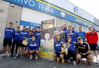 La plantilla y el cuerpo t�cnico del Azkar posan delante del Centro Deportivo Terra. 