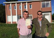 Jos� Antonio Su�rez y el concejal Pepe S�nchez recuerdan su etapa en la escuela de Traba. 