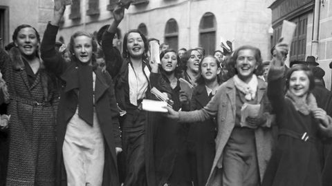 Un grupo de mujeres celebran con papeletas en la mano su recin estrenado derecho al voto en 1933
