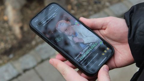 Tres a�os despu�s de su fallecimiento, la figura de la reina Isabel II recobra vida en redes sociales gracias a la inteligencia artificial (IA) y los v�deos hiperrealistas en los que aparece rapeando, practicando la lucha libre o trabajando como cajera en un supermercado, que se han vuelto r�pidamente virales