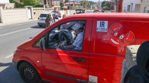 La furgoneta de distribucin de pescados y mariscos saliendo de la casa de Campos
