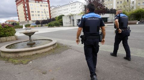 Agentes de la Polica Local patrullando este viernes por la plaza de Espaa, donde el pasado jueves se desat una ria.