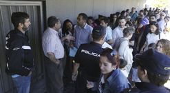 La Polic�a impidi� en junio a padres del Froebel presentar un escrito por las obras en la Xunta. 