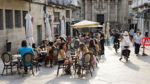 Camareros con terraza en el casco histórico de Ourense