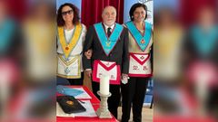 Luz Modro�o, gran consejera; Henrique Fern�ndez-Mon, del tri�ngulo de Lugo, y Eva Juan Lobato (logia azul o simb�lica, tres primeros grados)