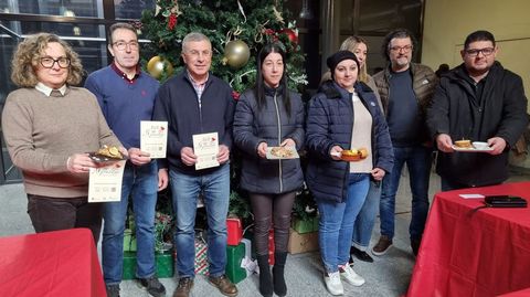 Hosteleros y representantes de Aeva, CCA y Concello en la presentaci�n de la ruta de pinchos O Barco vai de vi�os.