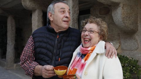 Julio Rivera González y Julia Pérez Iglesias repiten en la calle de Seixalbo (Ourense) el brindis que hace cinco años hacían desde el balcón