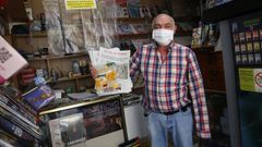 Benigno Meijoeiro, en su quisco en el mercado de Pontevedra