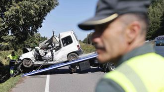 La furgoneta se empotr� contra un �rbol en la N-640 en Ludrio