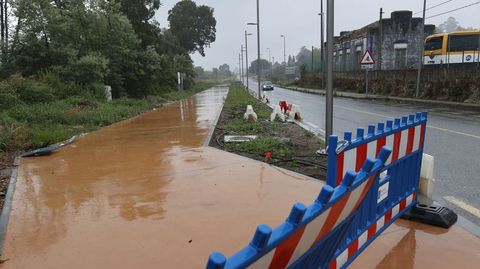 La nueva senda peatonal y ciclista a la altura de Cocheras, en Lourizán