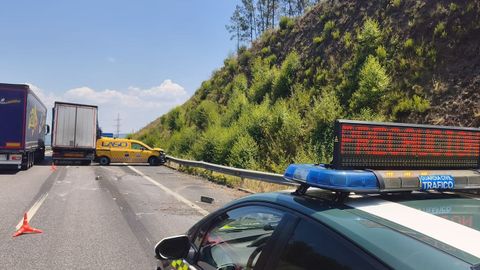 Autov�a cortada en Ribadavia por un accidente con un transporte especial