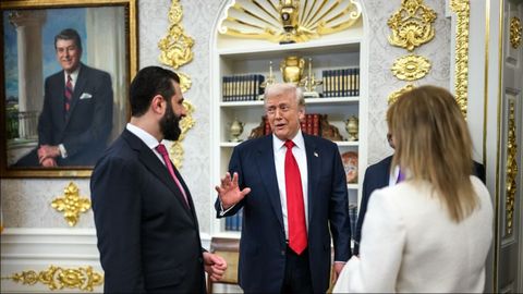 Trump colg en su reda social fotografas con Al Sharaa en el despacho oval.