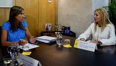 La ministra Mato conversa con la presidenta del Observatorio de Violencia del Poder Judicial. 