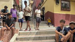 Un grupo de inmigrantes en el barrio de Hab�, en la periferia de la ciudad aut�noma. Ayer se cumplieron 14 d�as tras la multitudinaria avalancha en la frontera. Ceuta, narra EFE, est� �fracturada en dos realidades opuestas� y hay un goteo constante de inmigrantes que �deambulan sin rumbo� por las calles. Seg�n el Ministerio del Interior quedan 5.000, entre ellos 1.898 menores identificados. El Gobierno aut�nomo eleva la cifra total a m�s de 8.000.