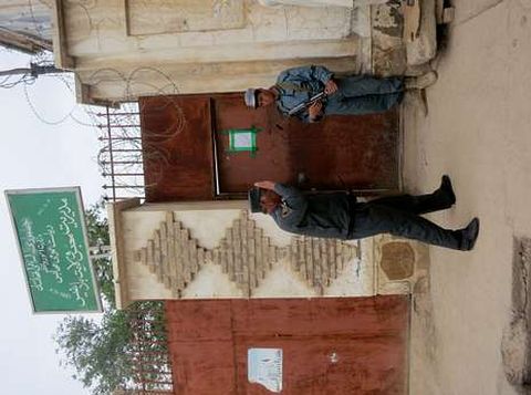 <span lang= es-es >UN CURIOSO PENAL</span>. Los muros de la c�rcel apenas levantan unos metros del suelo, de modo que el temor al riesgo de fuga est� siempre latente. Las autoridades locales han cursado una petici�n a los militares espa�oles para que aumenten las medidas de seguridad del penal, que a d�a de hoy son manifiestamente mejorables.