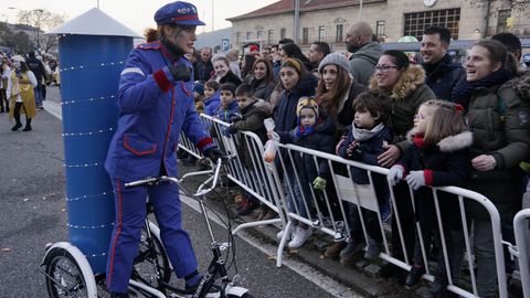 Miles de personas salieron a las calles de Ourense para recibir a sus majestades de Oriente pese al frío
