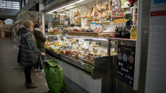 Imagen de archivo de una mujer comprando en la plaza de abastos de Lugo. 