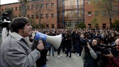 Un grupo de estudiantes de la Universidad Rey Juan Carlos, protestan tras las supuestas irregularidades del m�ster en Derecho P�blico del Estado Auton�mico que obtuvo la presidenta de la Comunidad de Madrid, Cristina Cifuentes