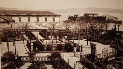 El jardn de San Carlos, en 1883, antes de la plantacin de los actuales olmos, con el sepulcro de John Moore rodeado de robinias