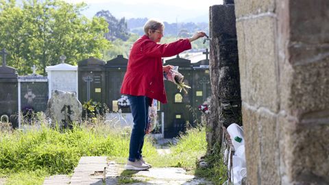 Una de las fuentes del cementerio, sin agua.