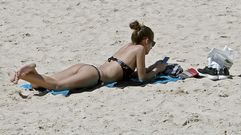 El buen tiempo anim� a muchos ba�istas a disfrutar de la playa de Silgar.
