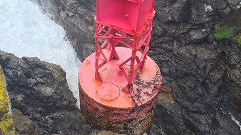 Imagen de la baliza localizada en Muxía. Tiene más de seis metros de altura.