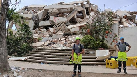 El bombero coru��s David Hermida (a la derecha con pa�uelo azul en la cabeza), en el primer sitio en el que trabaj� en labores de rescate a su llegada a Venezuela