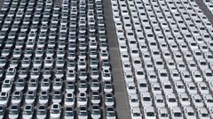 Coches alineados para la exportaci�n en el puerto de Shangh�i.