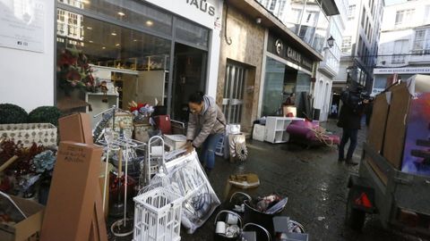 Tareas de limpieza en negocios de Viveiro tras la tromba de agua