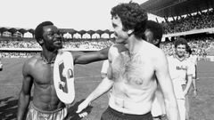 El futbolista camerun�s Roger Milla y el guardameta italiano Dino Zoff, durante el partido del mundial de f�tbol de 1982 entre Italia y Camer�n en el estadio de Bala�dos en Vigo.