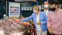 Rosa Quintana, conselleira do Mar, este viernes, con la merluza de volanta de Cedeira etiquetada con la marca de origen DoNorte, a la venta en pescader�as de Vegalsa-Eroski