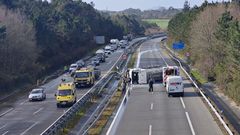 Cami�n volcado este viernes a mediod�a en la A-8 a la altura de La Caridad, a unos 30 kil�metros de Ribadeo
