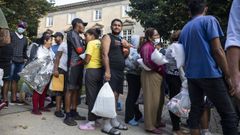 El centenar de migrantes enviados a la residencia oficial de la vicepresidenta Kamala Harris fueron acogidos por varias oeneg�s.