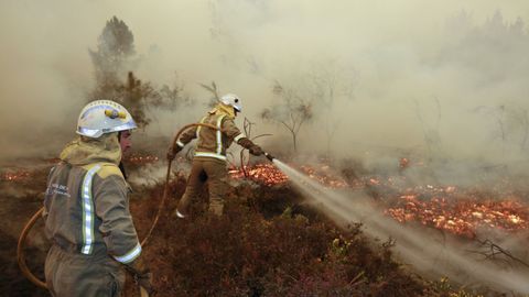 Una brigada intenta evitar que el fuego llegue a las casas de Barxa, Chavaga