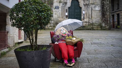 Ribadavia se llena de mecos. Una, con c�modo sill�n en la Praza de San Xo�n.