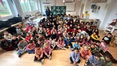 Los ni�os del colegio Conmeni�o arroparon el a�o pasado a Laura Meis, la madre del peque�o Xandre, que padece el s�ndrome de Alexander