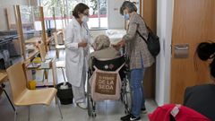 La vacunaci�n contra el covid en mayores de 80 a�os no se par� por los festivos de Semana Santa y sigui� ayer en el centro de salud Virxe Peregrina de Pontevedra