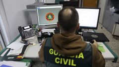 Imagen de archivo de un agente de la unidad especializada en ciberdelitos de la Guardia Civil