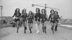 Modelos vistiendo los shorts de moda en un trabajo realizado en 1971 a las afueras de Madrid.