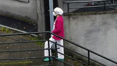 Una trabajadora, en el hospital Montecelo, en Pontevedra, donde este jueves hay 41 pacientes en planta y 16 graves en la uci