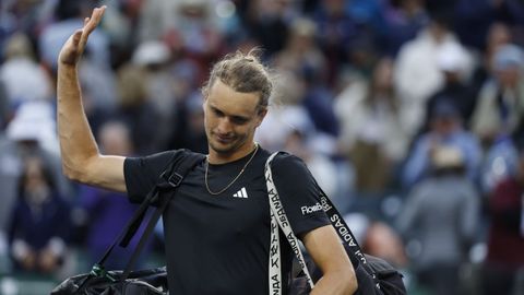 Zverev se despide tras ser derrotado por Alcaraz en un partido protagonizado por las abejas en Indian Wells