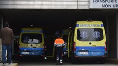 Imagen de archivo de ambulancias a las puertas del Chuac