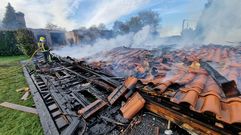 Los bomberos, trabajando por la ma�ana en la extinci�n