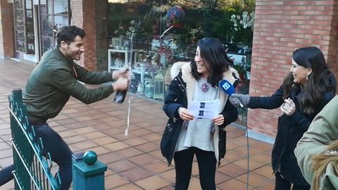 Los ganadores de un tercer premio de la Loter�a de Navidad en Gij�n celebran su buena suerte