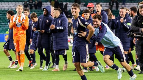 Javi Rodr�guez, aplausido por sus compa�eros tras el Celtic-Celta.