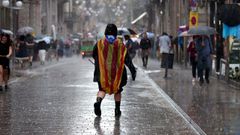 Uno de los manifestantes por la Diada, este jueves bajo la lluvia en Barcelona.